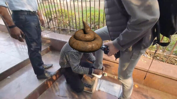 Als je niet oppast smeren Indiase oplichters hondenpoep op je schoenen