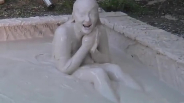 Glibberige dame geniet van een heerlijk modderbad