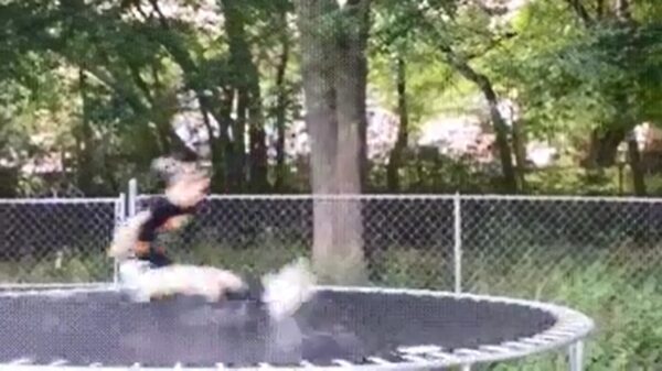 Trampoline zorgt er eigenhandig voor dat ze er niet af valt