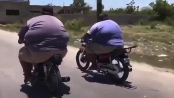 Twee stevige knapen gaan voor een ritje op de brommert