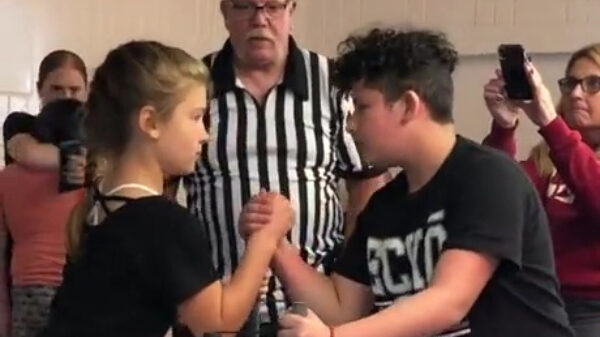 Wat is belangrijker tijdens het armworstelen: techniek of brute kracht?