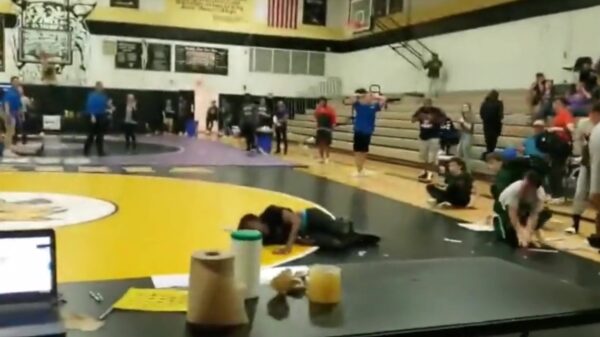 Dakraam komt naar beneden en knalt bovenop toeschouwer van worstelwedstrijd