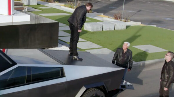 Jay Leno en Elon Musk doen samen een rondje in de productieversie van de Tesla Cybertruck