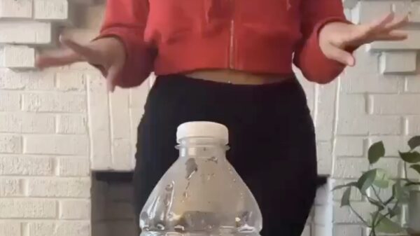 De 'bottle cap challenge' met een twist