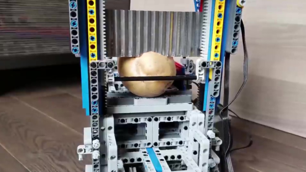 Creatieveling bouwt complete aardappelfabriek van LEGO
