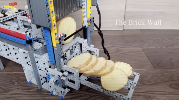 Creatieveling bouwt complete aardappelfabriek van LEGO