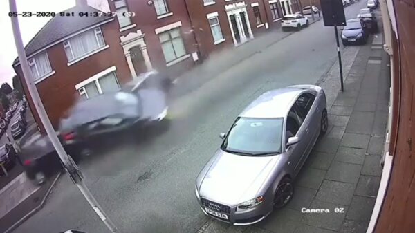 Automobilist torpedeert zich tegen geparkeerde auto's tijdens politieachtervolging