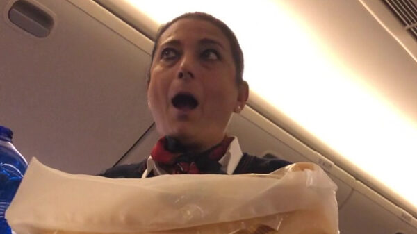 Sportieve stewardess helpt mee met dingen op je slapende broertje stapelen