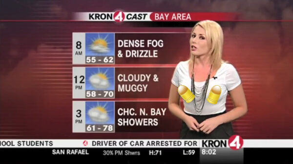 Weervrouw reageert op het koude briesje dat eraan zit te komen