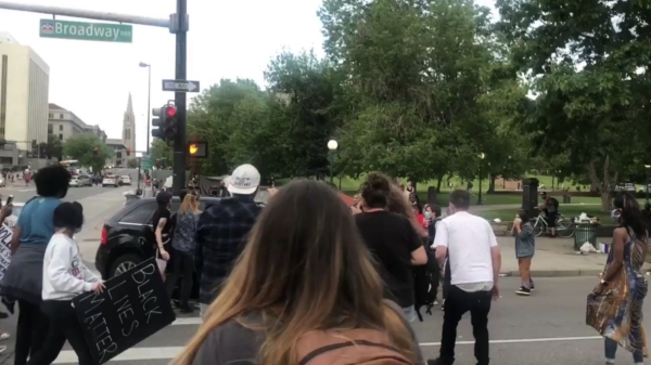 Ondertussen in Denver: vrouw in SUV rijdt in op demonstrant