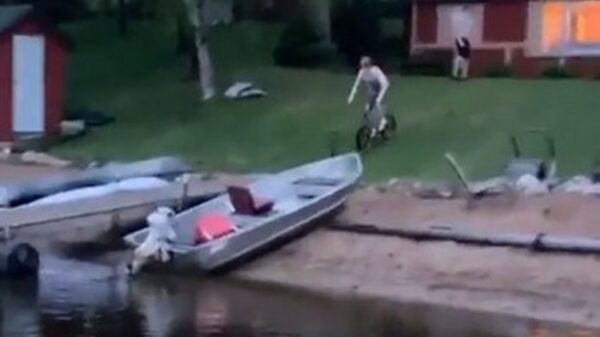 Fietser remt af met behulp van een paaltje en zijn ribbenkast