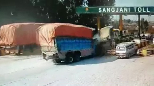 Haastige vrachtwagenchauffeur ramt zich een weg door een tolpoortje