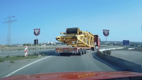 Duitse vrachtwagenchauffeur levert een pakketje op de snelweg af