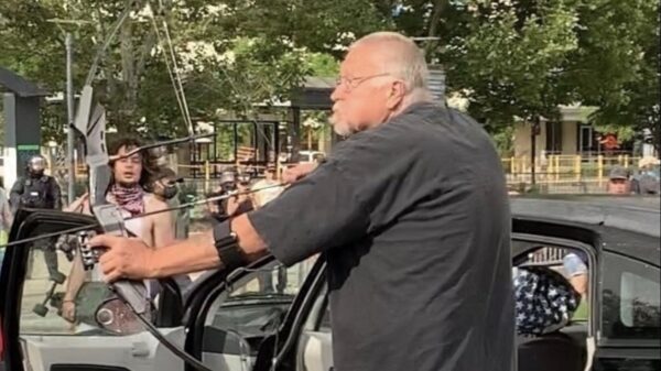 Chaos in Salt Lake City: man bedreigt demonstranten met boog en kapmes