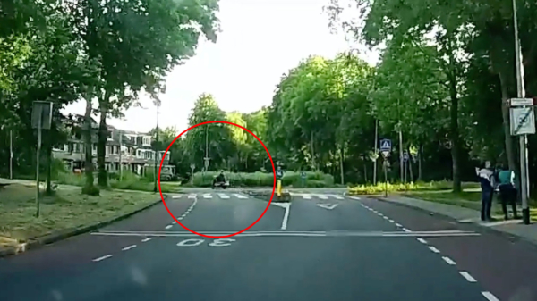 Scooterbink pakt rotonde linksom en rijdt vol tegen motor op
