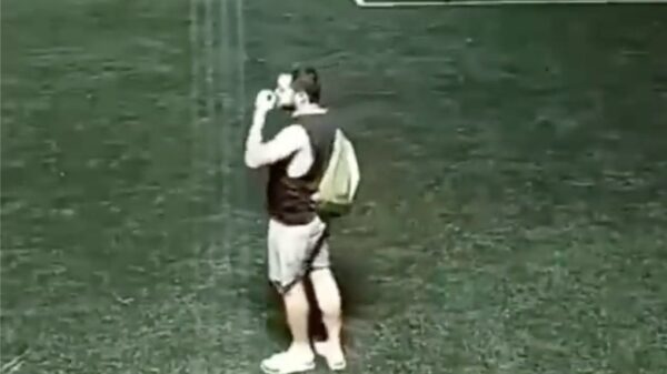 Ransbak checkt zichzelf even op nare luchtjes