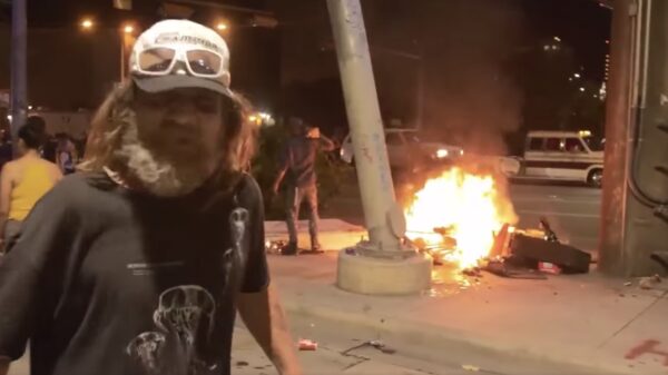 Dieptepunt bereikt in Austin: relschoppers zetten spullen van dakloze in brand