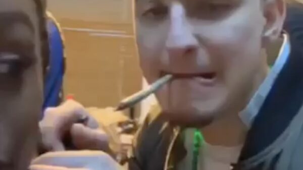 Superhandig: een aansteker als oorbel dragen