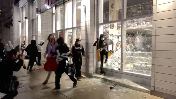 Een nieuwe nacht en een nieuwe golf van geweld in Amerika (dag 4)