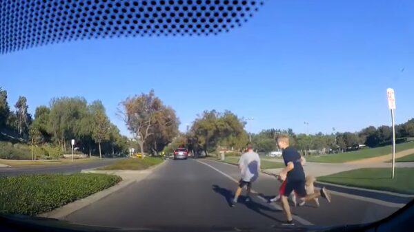 Automobilist moet vol op de rem als kinderen klakkeloos oversteken