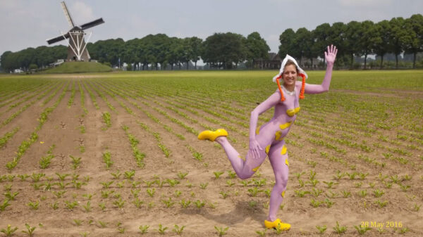 Classic: gebodypaint model doet de klompendans