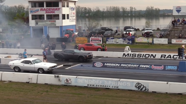 Klassike muscle cars houden een dragrace tegen moderne muscle cars