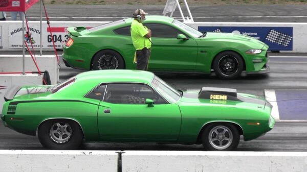 Klassike muscle cars houden een dragrace tegen moderne muscle cars