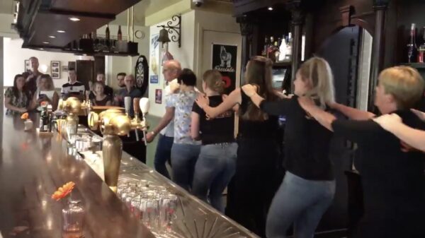 In het Brabantse café Schuttershof werd om 12:00 de polonaise gelopen