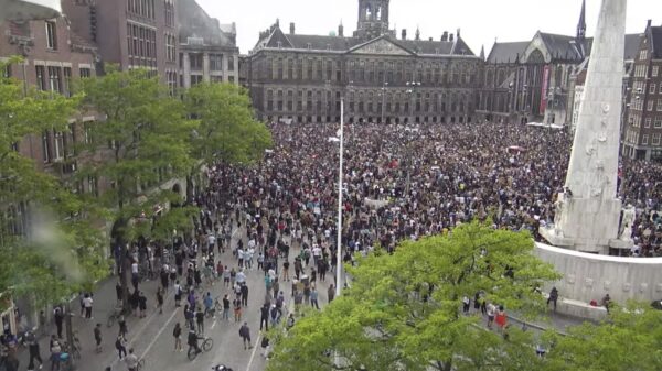Het ziet zwart van de mensen bij Black Lives Matter-demonstratie op de Dam