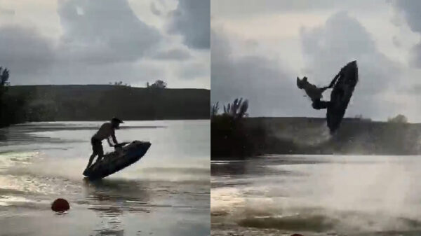 Jetskibaas showt in een korte demonstratie wat hij allemaal in huis heeft