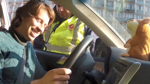 Met dit speeltje is het nooit meer erg om aangehouden te worden door de politie
