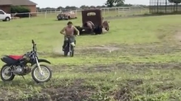Redneck weet zijn falende motorcross-stunt te maskeren als een eindbaas