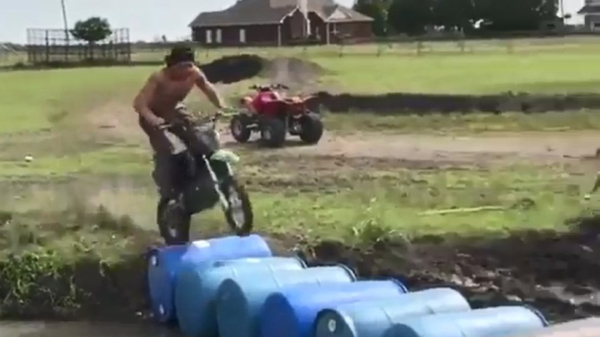 Redneck weet zijn falende motorcross-stunt te maskeren als een eindbaas