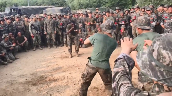 Amerikaanse mariniers houden een dance off met Zuid-Koreaanse mariniers