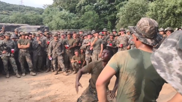 Amerikaanse mariniers houden een dance off met Zuid-Koreaanse mariniers