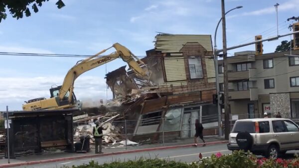 Voorbijganger trekt sprintje als gebouw instort tijdens sloopwerkzaamheden