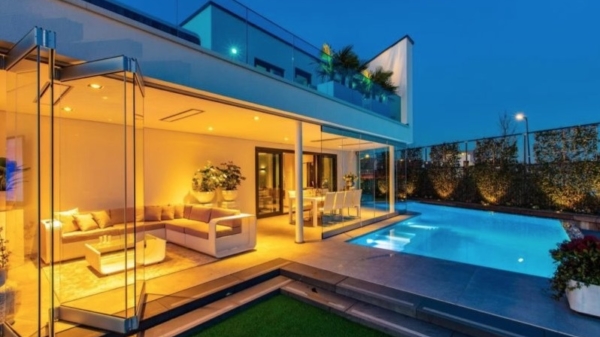 Deze superdikke villa van €2.100.000 staat niet op Ibiza maar gewoon in Rotterdam!