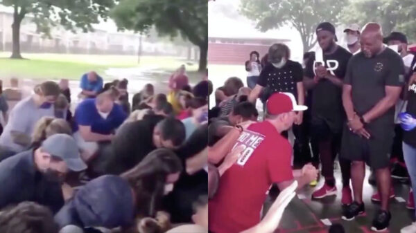 Knielende blanken vragen vergiffenis voor jaren van slavernij en racisme