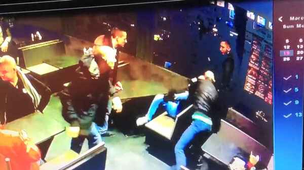 Bezopen tokkies beuken elkaar naar de %R#^$ in een restaurant