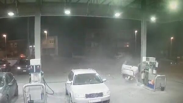 Automobilist heeft een bijzondere manier gevonden om te tanken