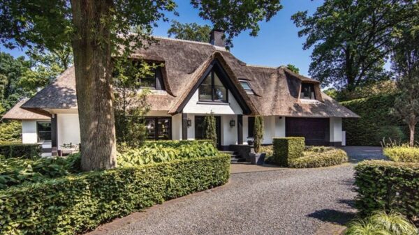 Dikke villa met sauna, cocktailbar, gym én jacuzzi voor €4.450.000 te koop