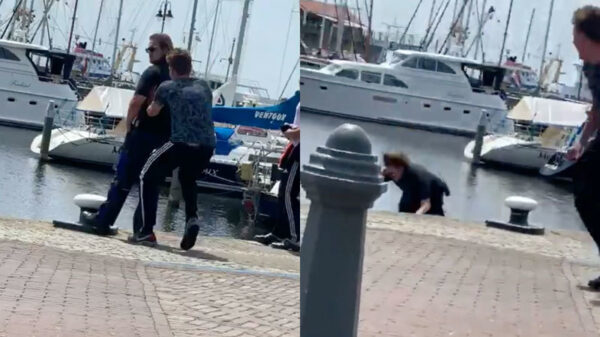 Triest figuur duwt op Urk een handhaver het water in