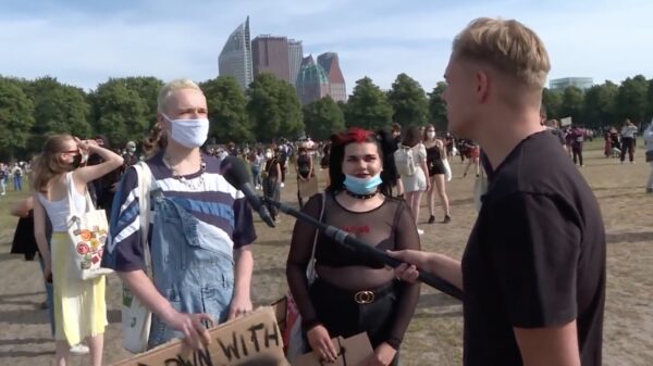 Dennis Schouten bezoekt anti-racismedemonstratie in Den Haag