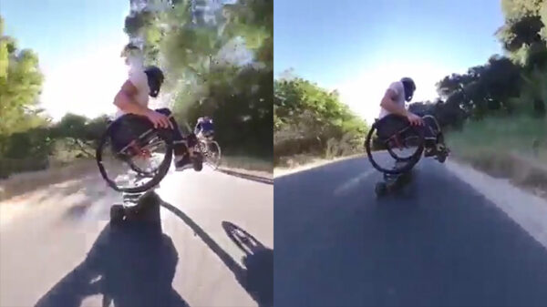 Tony Hawking vlamt zittend op zijn skateboard naar beneden