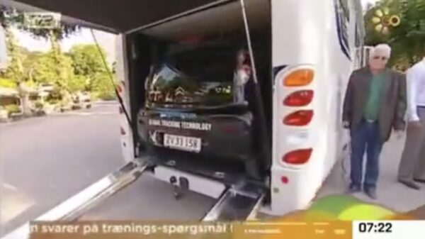 Hier is 'ie dan: je spiksplinternieuwe auto!