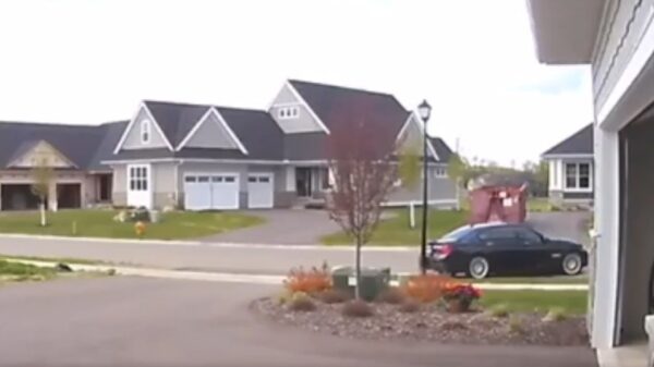 Bejaarde buurman schrijft met zijn auto in één klap een lantaarnpaal af