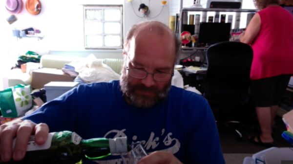 Eindbaas reviewt whisky terwijl zijn vriendin d'r spullen inpakt en hem verlaat