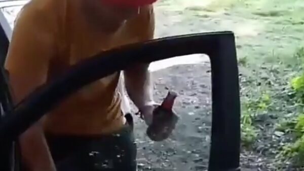 Lifehack: een flesje bier open je heel simpel met je autoraam