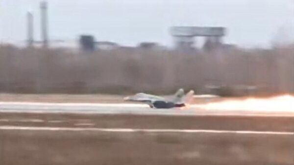 Straaljagerpiloot trekt zijn landingsgestel te vroeg in tijdens het opstijgen