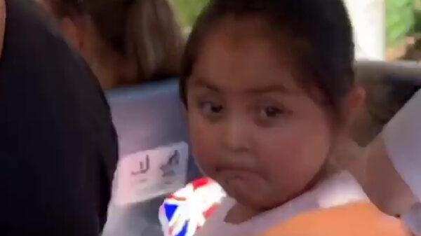 Deze jongedame heeft haar flirttechnieken al helemaal on point